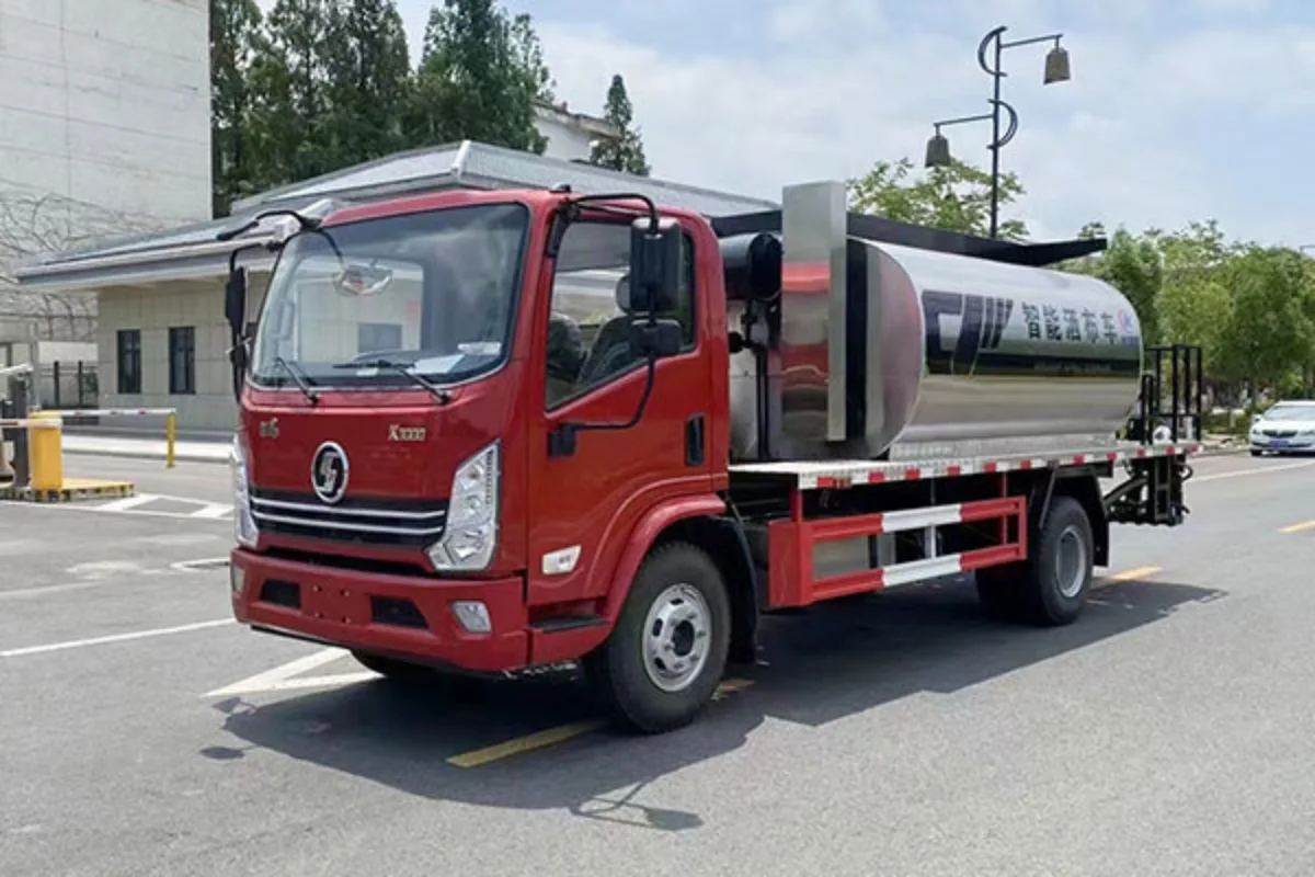 Verified asphalt distributor truck with tank and rear spray bar